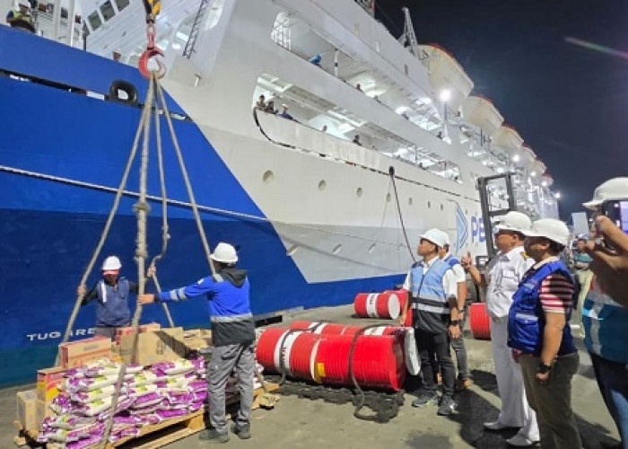 KSOP Tanjung Perak dan Pelindo Salurkan Bantuan Gempa NTT melalui Kapal PELNI MV Tidar