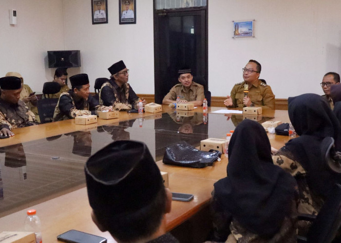 Juara Umum MTQ Jatim 2025, Pemkab Gresik Lepas 18 Anggota Kafilah MTQ Gresik untuk Berangkat Umroh