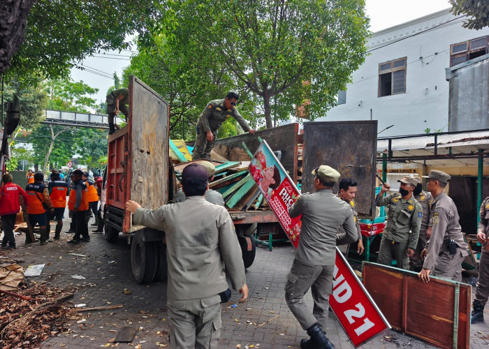 Lapak PKL Embong Blimbing Ditertibkan Demi Proyek Saluran Air, Pedagang: Dulu Dilatih Usaha Kini Malah Digusur