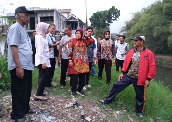 Blusukan ke Kota Malang, Cagub Risma Tinjau Sungai Bandulan dan Tawarkan Solusi Atasi Banjir 