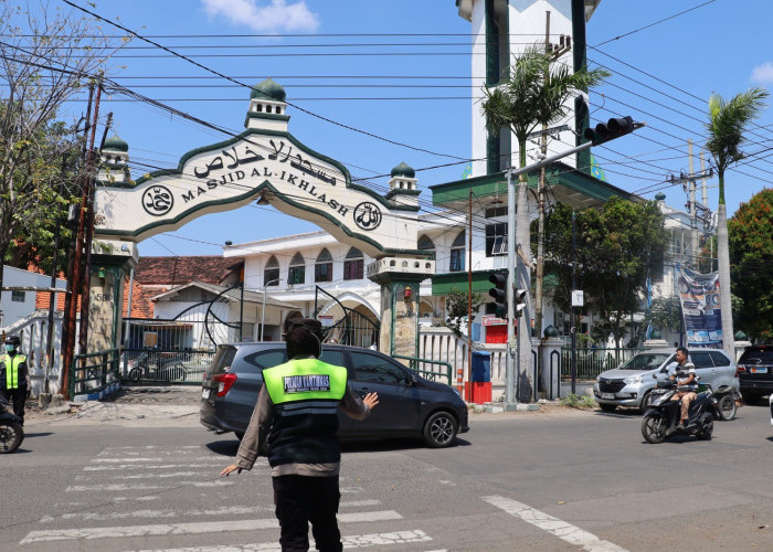 Jaga Kekhusyukan Ibadah, Polwan Polres Pelabuhan Tanjung Perak Amankan Salat Jumat