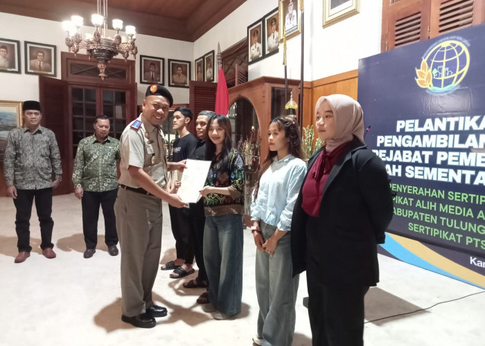 Kantah ATR/BPN Tulungagung Serahkan Sertipikat PTSL kepada Warga Desa Geger Sendang