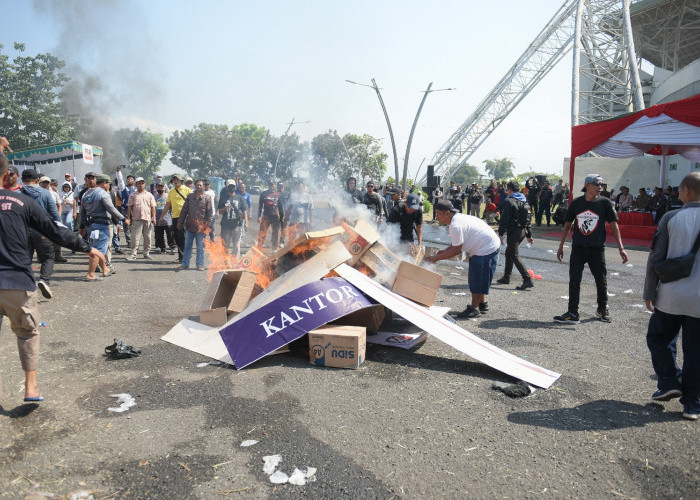 Demo Pilkada, Ratusan Massa Anarkistis Lakukan Pengerusakan dan Pembakaran di KPU Jember