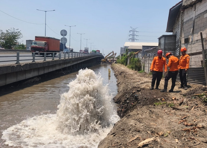 Bikin Geger, Pipa Bocor Picu Semburan Lumpur di Jalan Dupak Rukun