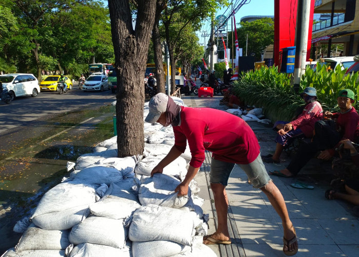 Maksimalkan Drainase, DSDABM Surabaya Normalisasi Saluran Air di Sepanjang Jalan Ahmad Yani