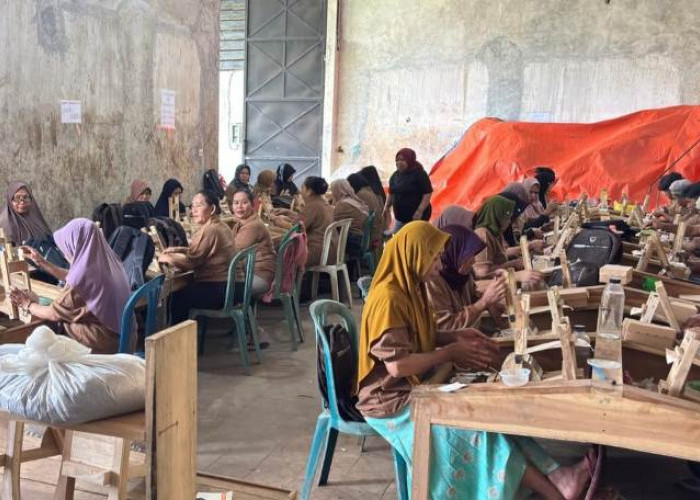 Tingkatkan Industri Lokal, Pemkab Situbondo Latih Emak-Emak Melinting Rokok