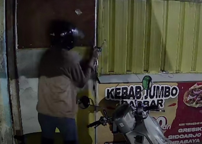 Terekam CCTV! Pria Ber-Scoopy Bobol Kios Kebab Jalan Pacuan Kuda, 3 Tabung Elpiji Amblas