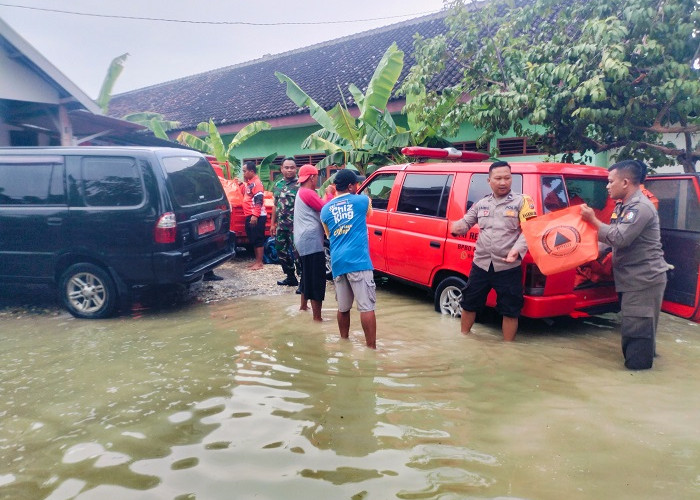 Polsek Baureno dan BPBD Salurkan Bantuan Sembako untuk Warga Terdampak Banjir Bengawan Solo