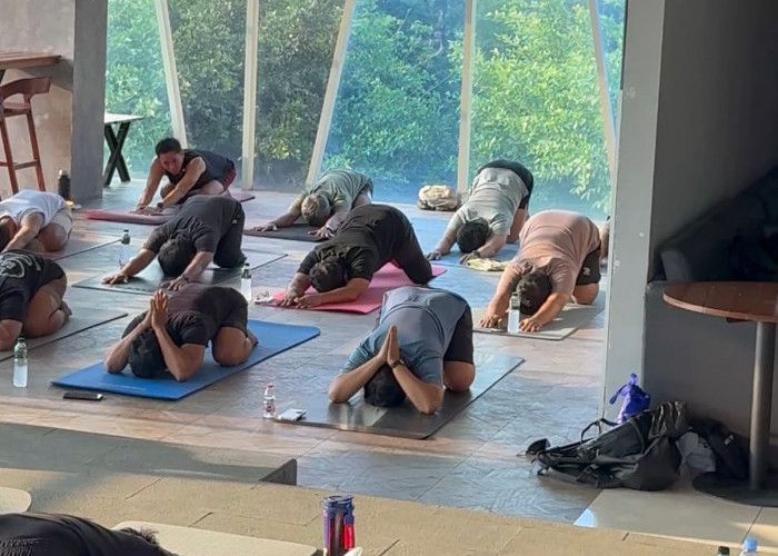 Peringati Haornas, Quest Hotel Darmo Gelar Yoga Khusus Pria Bertajuk Yoganteng