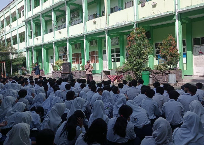 Bentuk Karakter Siswa Taat Hukum, Polsek Wiyung Sosialisasi Bahaya Bullying dan Larangan Motor di SMPN 51