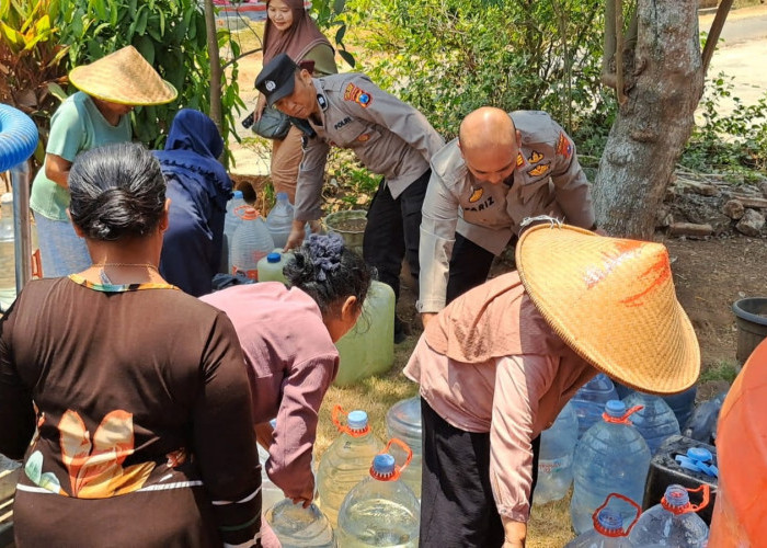 Polres Malang dan BPBD Salurkan Air Bersih Bagi Warga Kalipare