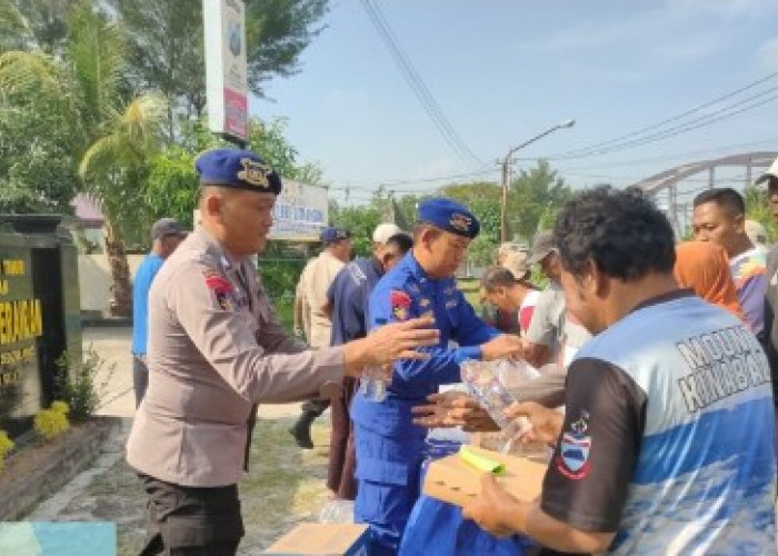 Satpolairud Lamongan Gelar Jumat Berkah, Bagikan Makanan dan Serap Aspirasi Nelayan