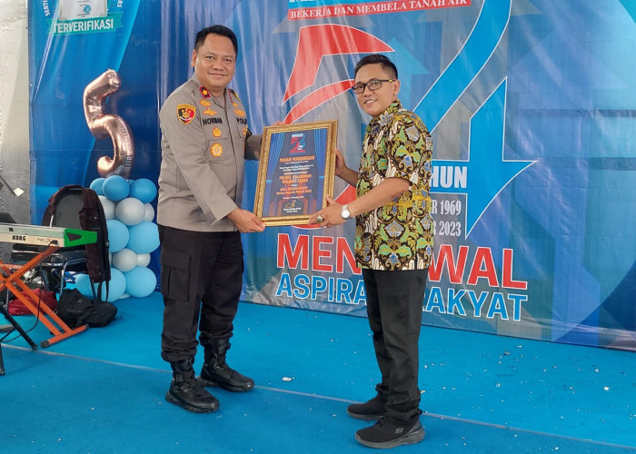Pemimpin Redaksi Sujatmiko menyerahkan penghargaan kepada Wakapolres Pelabuhan Tanjung Perak Kompol Norman Wahyu