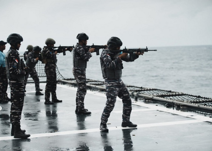 Prajurit KRI Raden Eddy Martadinata-331 Asah Naluri Tempur dengan Latihan Penembakan di Laut Banda