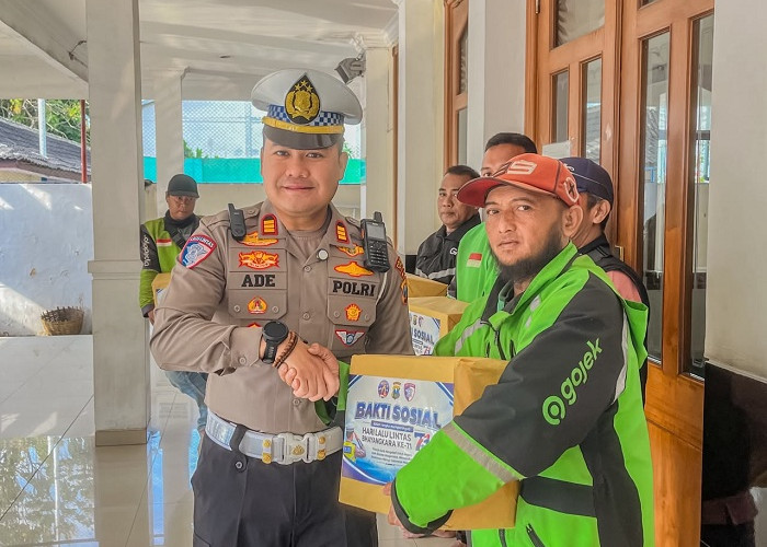 Hari Jadi Ke-71, Polantas Jember Bagikan 25 Paket Sembako kepada Ojol