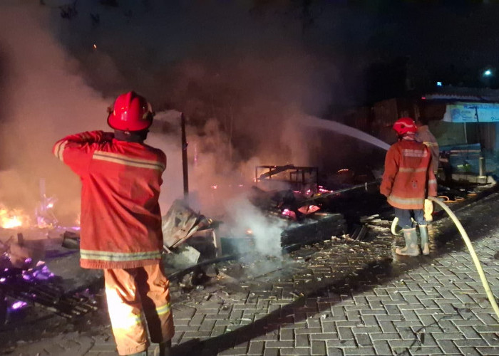 Si Jago Merah Kembali Ngamuk di Manyar Gresik, Ludeskan Warung Warga
