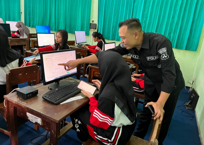 Polres Blitar Edukasi Ratusan Pelajar soal AI untuk Antisipasi Hoaks