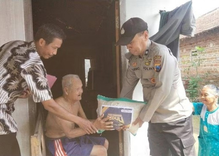 Peduli Masyarakat Kurang Mampu, Polres Tulungagung Bagikan Sembako