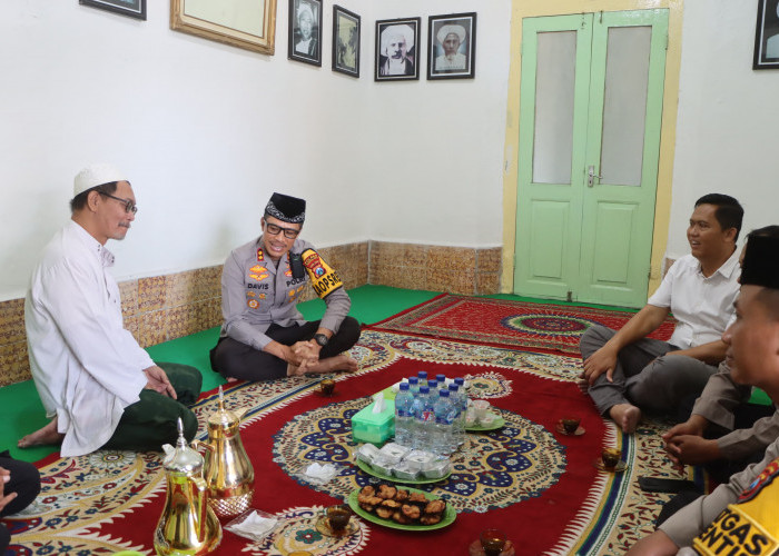 Dekat dengan Tokoh Agama, Kapolres Pasuruan Kota Silaturahmi ke KH Said Al Hudri di Ponpes Fadlu Ulum Lekok