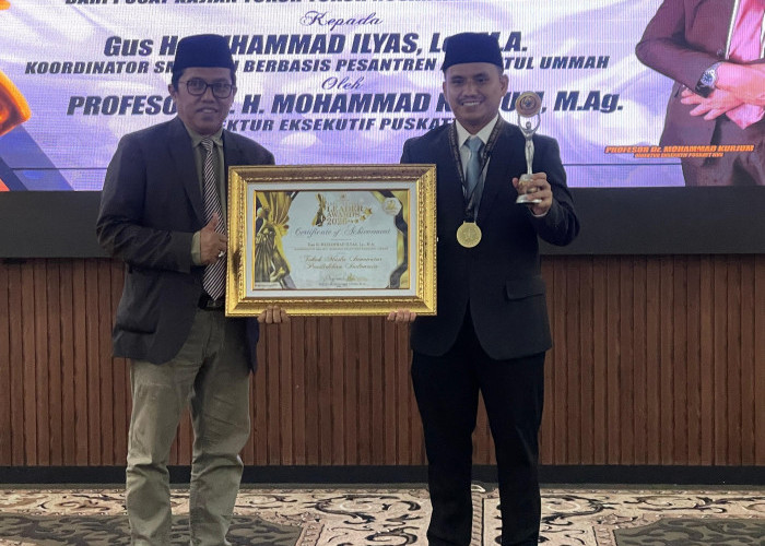 Modernisasi Pesantren Berbuah Prestasi, Gus Ilyas Raih Prestasi Inspiring Profesional and Leadership Award 202