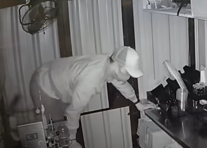 Terekam CCTV, Maling Bobol Outlet Minuman di Sukolilo Sempat Ngefreeze Sebelum Beraksi