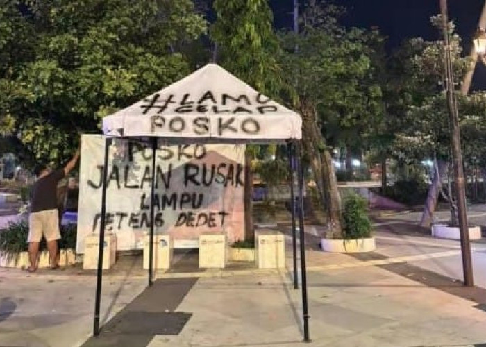 Posko Jalan Rusak dan Lampu Gelap Gulita di Alun-alun Lamongan Baru Dididirikan Lalu Dibongkar