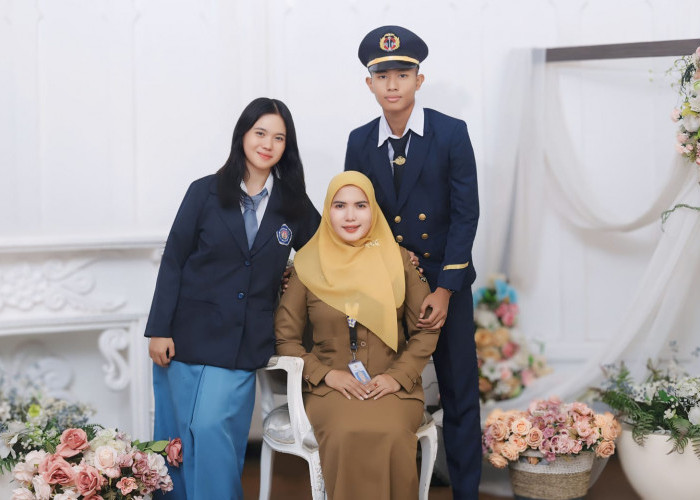 Peran Ganda Tak Surutkan Pengabdian Riris untuk Masyarakat dan Keluarga 