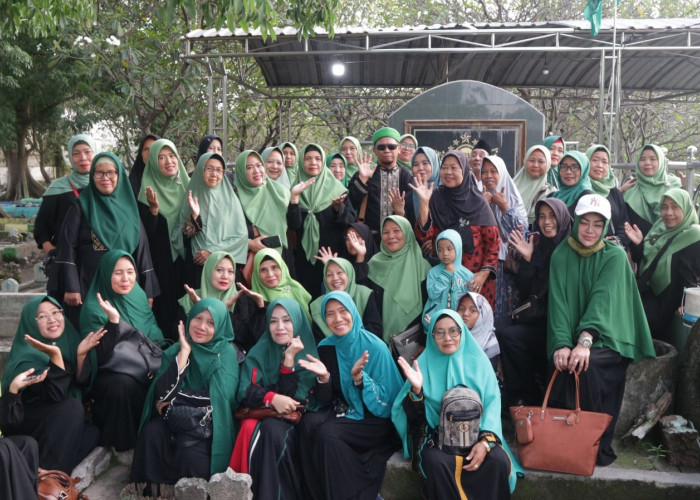 Pengurus Muslimat NU Embong Kaliasin Gelar Wisata Religi