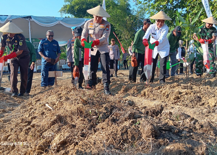 Polres Bojonegoro Bersama Pihak Terkait Ikut Berpartisipasi Penanaman Jagung Serentak Secara Nasional 