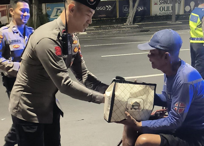 Wujudkan Kepedulian, Kapolsek Bubutan Gelar Aksi 'Sedekah Subuh' Sapa Warga