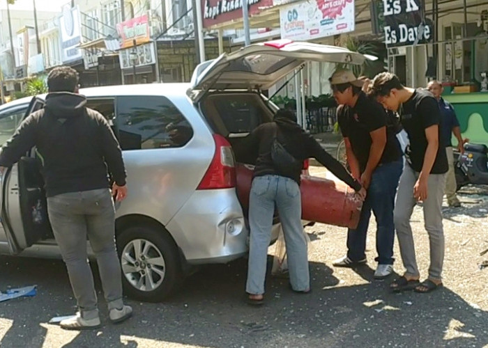 Barang Bukti Ledakan Ruko Nasi Tempong Sri Dewi Dibawa ke Labfor Polda Jatim