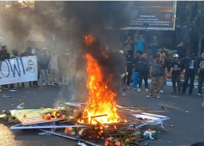 Bakar Karangan Bunga Warnai Aksi Mahasiswa Kawal Putusan MK di Lamongan