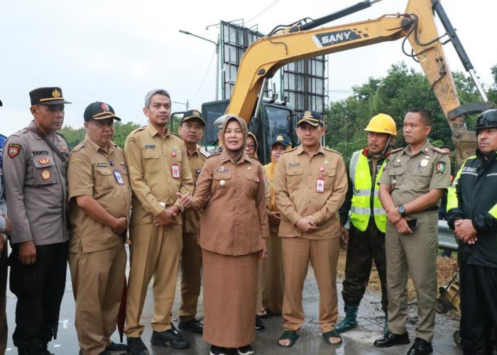 Wakil Bupati Nurul Azizah Tinjau Langsung Pemasangan Portal Jalan Jembatan TBB