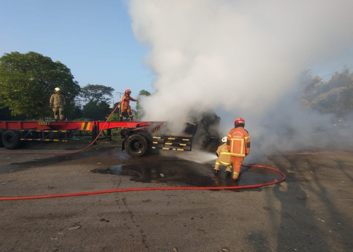 Truk Bekas Kecelakaan Terbakar di Lahan Jasa Marga