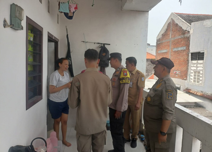 Polsek Wiyung Dampingi Yustisi Pendataan Penduduk Non-Permanen di Rumah Kos