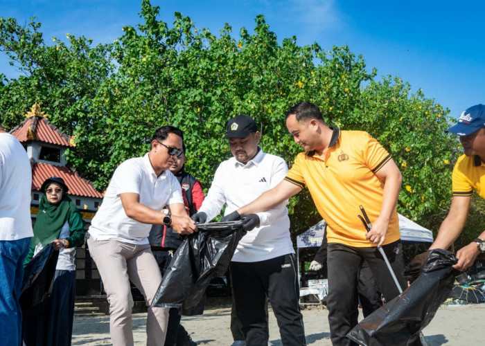 Forkopimda Gresik Bersih-bersih Pantai Dalegan Bersama Warga, 236 Kg Sampah Terkumpul