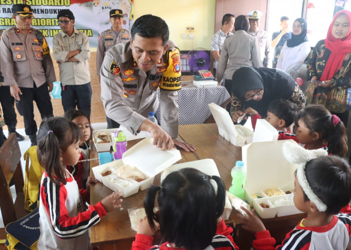 Polresta Sidoarjo Bagikan Makan Siang Bergizi untuk Pelajar TK dan SD