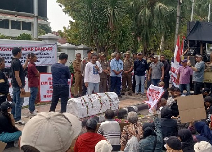 Pedagang Geruduk Balai Kota Kediri, Tuntut Portal Pasar Dicabut dan Dirut Dievaluasi