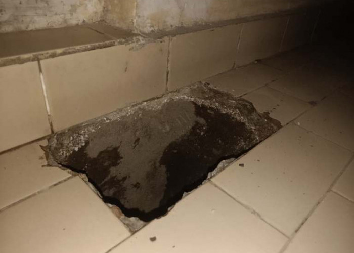 Lantai Rumah Warga Tambaksari Keluarkan Asap dan Panas Misterius