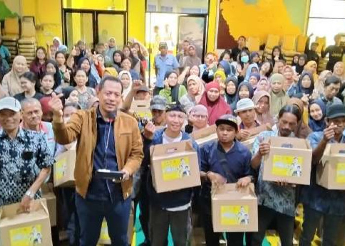 Wujud Kepedulian Adies Kadir, Golkar Surabaya Salurkan Beasiswa PIP dan Paket Sembako