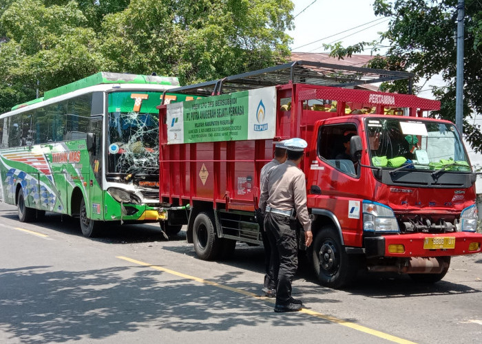 Bus Rem Blong Picu Tabrakan Beruntun di Simpang Purut