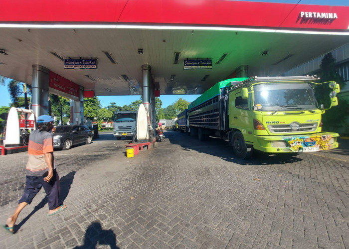 Sopir Truk Berburu Solar di Surabaya, Antre Panjang hingga Berjam-jam