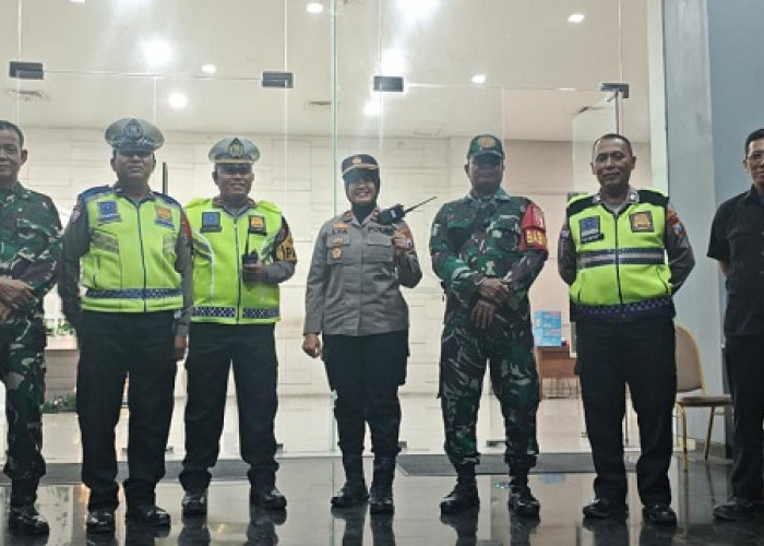 Kapolsek Wiyung Pimpin Patroli Gabungan di Gereja GBI Rock Pastikan Malam Tahun Baru Aman