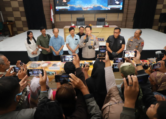 Polres Magetan Bekuk Komplotan Pencuri Toko Emas Modus Jebol Tembok