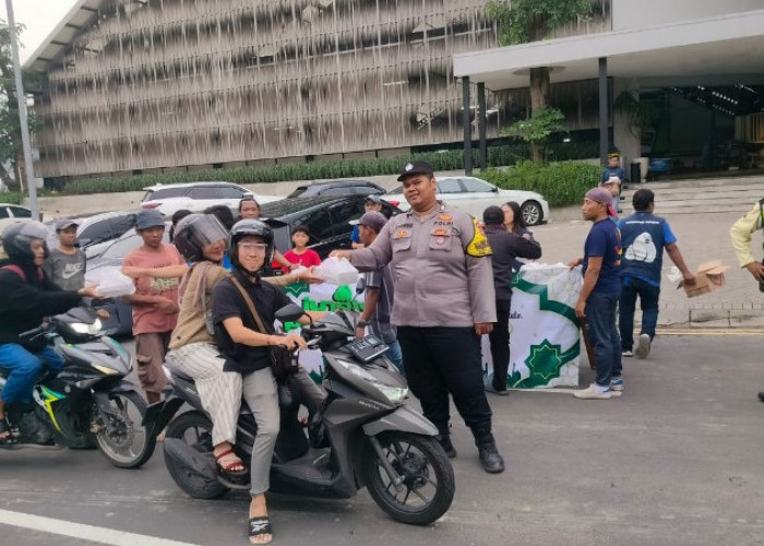 Wujudkan Rasa Aman Polsek Lakarsantri Amankan Pembagian Takjil di Radial Road Citraland Surabaya