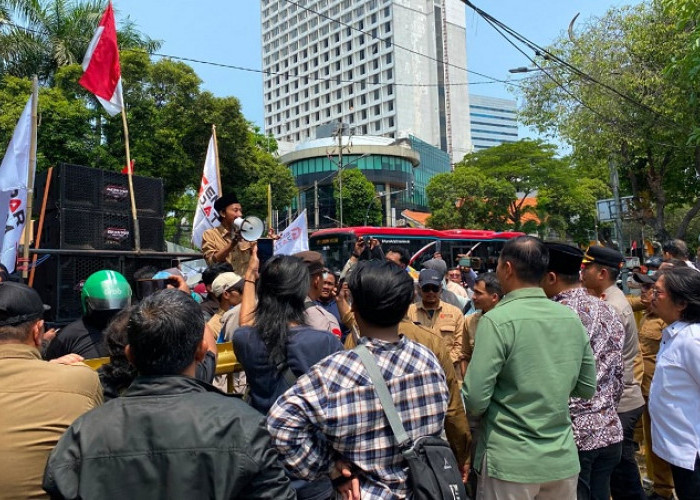 Gempar Jatim Geruduk DPRD Surabaya, Desak PAM Surya Sembada Turunkan Tarif Air