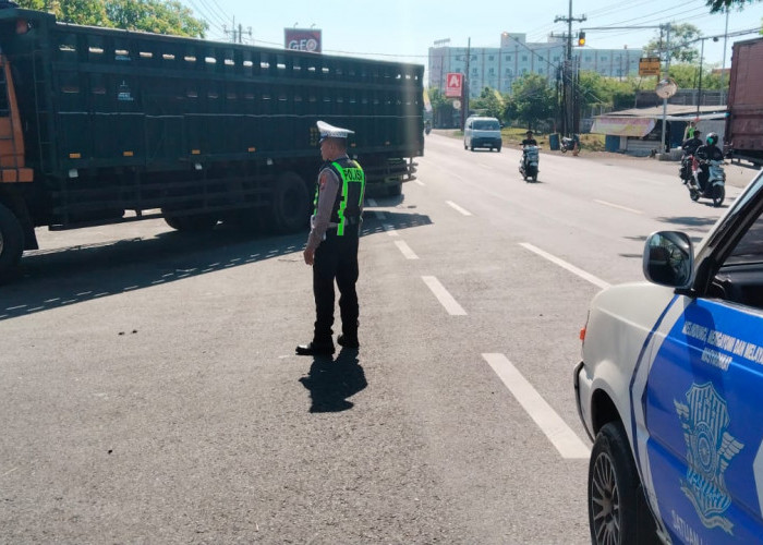 Antrean Solar Mengular, Personil Satlantas Polres Pasuruan Amankan Jalur Kendaraan untuk Urai Kemacetan