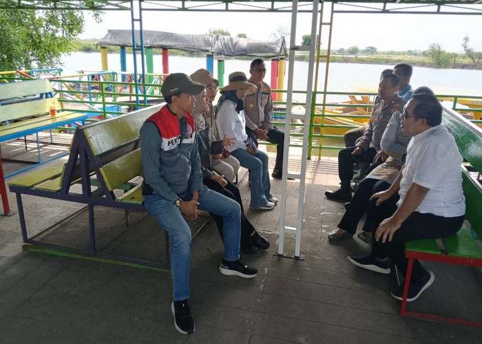 Polsek Jabon dan Satpolairud Siaga di Pantai Tlocor, Pantau Cuaca Ekstrem Demi Keselamatan Wisatawan