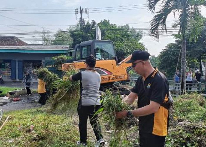 Forkopimcam dan Warga Kedungsolo Porong Gelar Jumat Bersih 