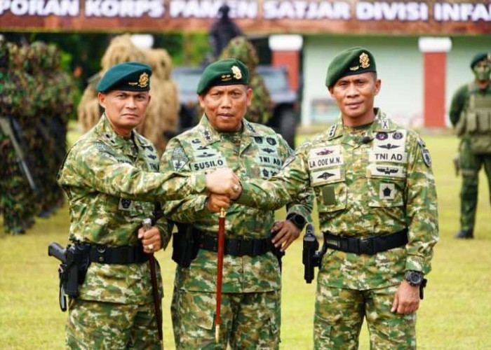 Rotasi Divif 2 Kostrad, Kolonel La Ode Nurdin Serahkan Tongkat Komando Danbrigif 9 kepada Letkol Roliyanto